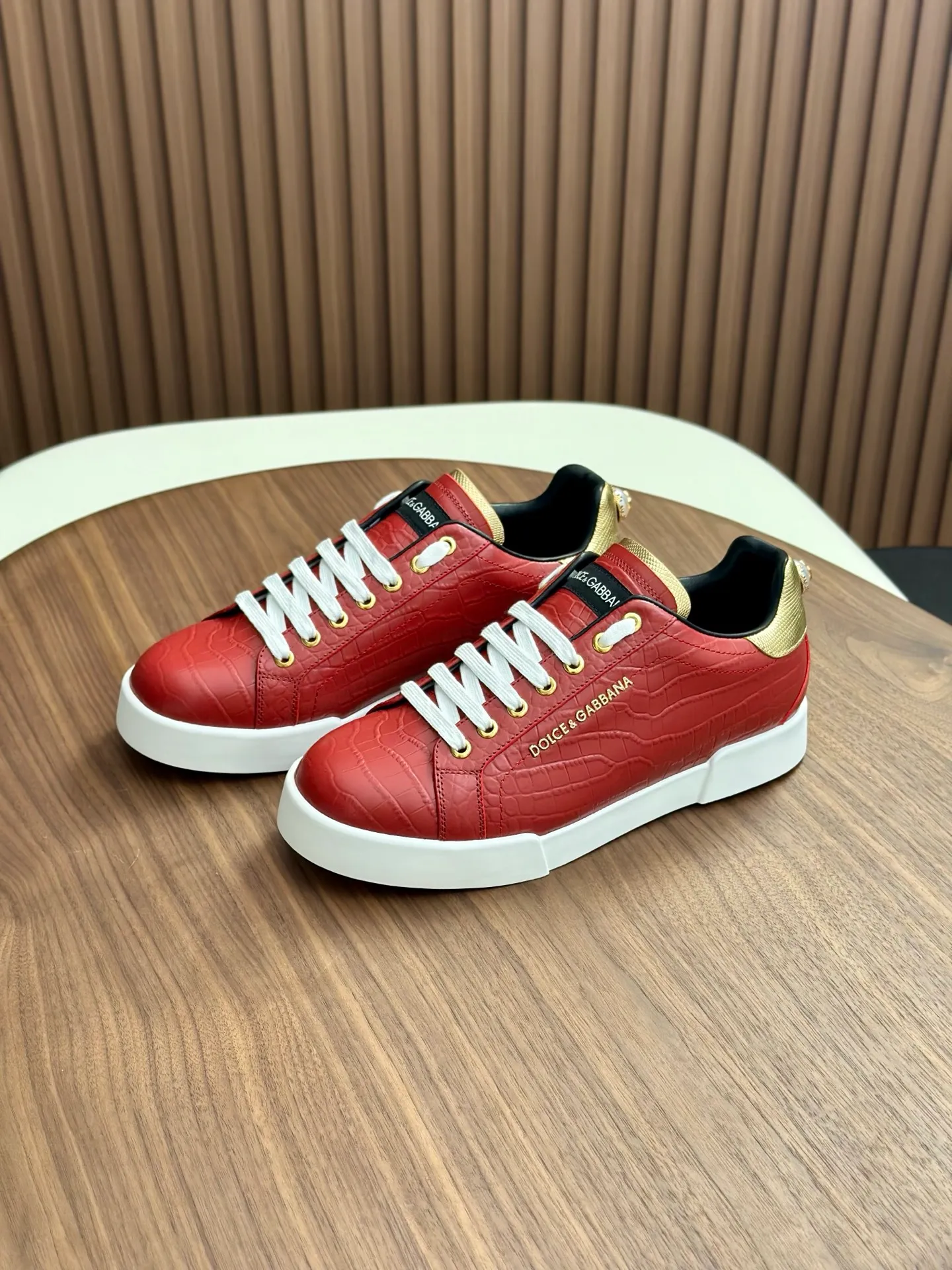 New product 💰800 DG Dolce & Gabbana men's shoes 💰ortofino calfskin sneakers ♞size; 39~44 (customized 38.45.46) Iconic men's shoes 💰ortofino series of sneakers, classic and timeless style, now presented with fashionable details. The calfskin engraved DG logo is a subtle finishing touch. Men's shoes💰ortofino calfskin sneakers: